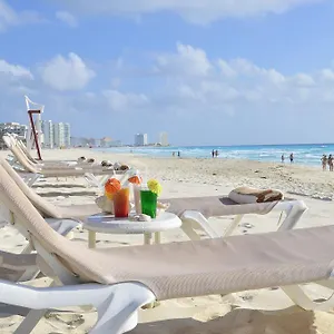 Mia *** Cancun